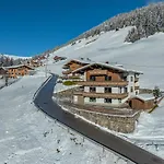 Haus Schoeser 아파트 *